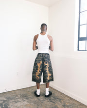 Load image into Gallery viewer, "PLAYS SCRIPT" Baggy Camo 3/4 Cargo Shorts
