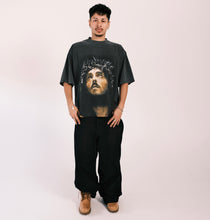 Load image into Gallery viewer, (DROP-SHOULDER/OVERSIZE BOXY-FIT) “V3 FEAR NO MAN” Vintage Black Tee
